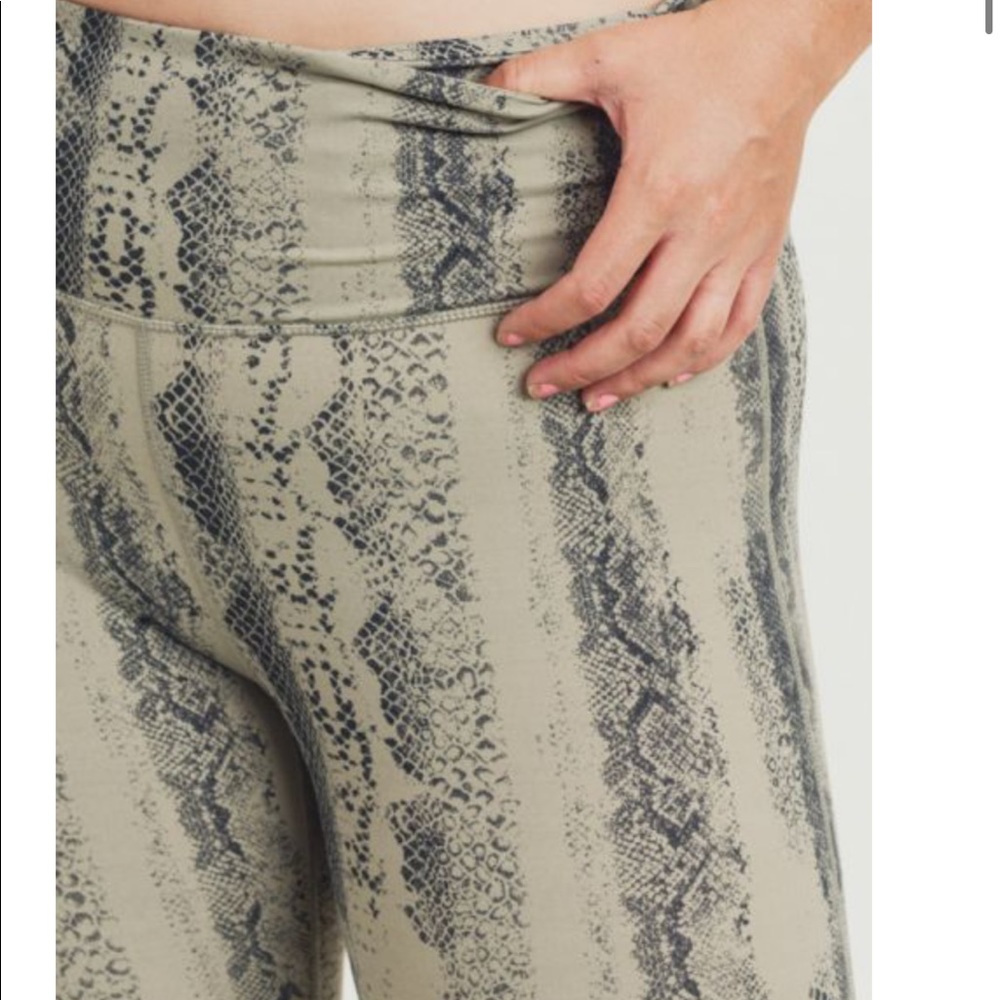 ~PLUS~NWT- Python Print Leggings - Picture 4 of 6